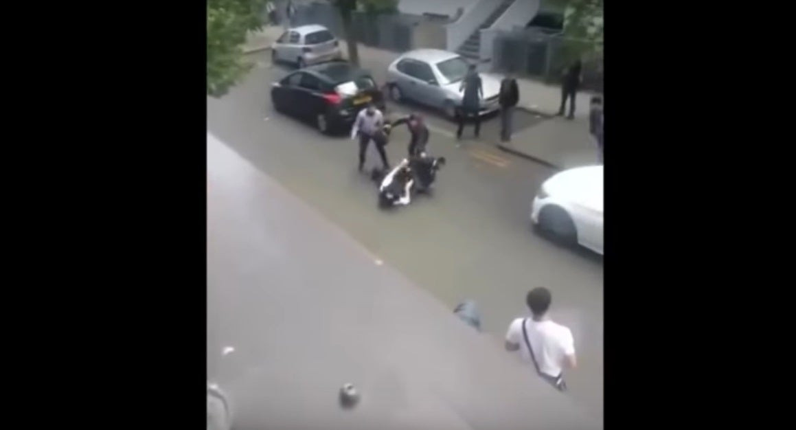 Ανήμποροι οι Βρετανοί αστυνομικοί απέναντι στους ισλαμιστές (βίντεο)